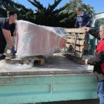 17.05.2021. Kielce. Przed Urzędem Marszałkowskim Województwa Świętokrzyskiego stanął kosz na plastikowe nakrętki / Iwona Murawska / Radio Kielce