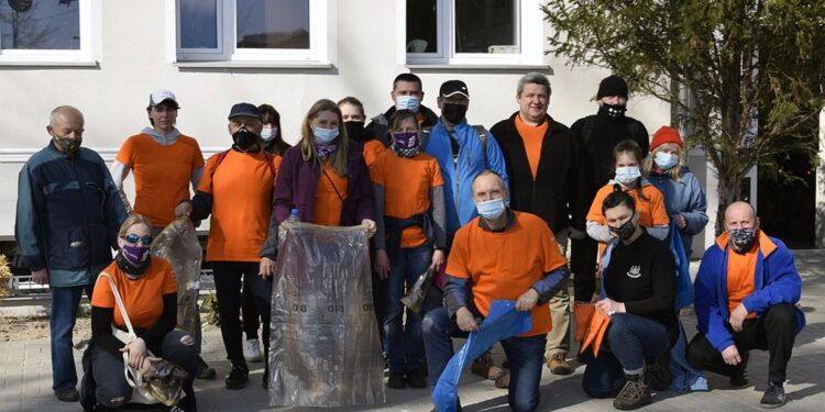 Wolontariusze sprzątali turystyczne szlaki w gminie Końskie / PTTK
