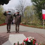03.05.2021. Ostrowiec Świętokrzyski. Rocznica uchwalenia Konstytucji 3 Maja. Od lewej Adam Podsiadło - nadleśniczy Nadleśnictwa Ostrowiec Św., Piotr Maj - leśnik i radny rady powiatowy / Emilia Sitarska / Radio Kielce