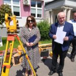 22.05.2021 Ostrowiec Świętokrzyski. Na zdjęciu od lewej Agnieszka Winiarczyk - kustosz WSBiP w Ostrowcu Św., Mirosław Roszczypała - prezes stowarzyszenia Geocentrum w Opatowie / Emilia Sitarska / Radio Kielce