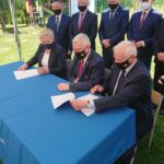11.05.2021 Ostrowiec Świętokrzyski. Podpisanie umowy na budowę polderów przeciwpowodziowych na rzece Modle. Na zdjęciu od lewej Anna Łukaszewska-Trzeciakowska-dyrektor Regionalnego Zarządu Gospodarki Wodnej w Warszawie, Andrzej Bętkowski - marszałek województwa świętokrzyskiego, Marek Jońca - członek zarządu województwa świętokrzyskiego / Emilia Sitarska / Radio Kielce