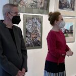 28.05.2021. Sandomierz. Wystawa poplenerowa kieleckiej delegatury PSEP. Na zdjęciu: Od lewej  artysta Marek Sabat i Katarzyna Pisarczyk - dyrektor Biura Wystawa Artystycznych  w Sandmierzu / Grażyna Szlęzak-Wójcik / Radio Kielce