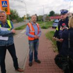 20.05.2021 Ostrowiec Świętokrzyski. Skrzyżowanie ul. Rudzkiej i ul. Samsonowicza. Na zdjęciu (od lewej): Dariusz Soliński - Starostwo Powiatowe w Ostrowcu Św.,  Sebastian Kostkowski - inicjator zmian, Dominik Kowalski - naczelnik wydziału ruchu drogowego KPP w Ostrowcu Św / Emilia Sitarska / Radio Kielce