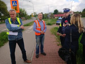 20.05.2021 Ostrowiec Świętokrzyski. Skrzyżowanie ul. Rudzkiej i ul. Samsonowicza. Na zdjęciu (od lewej): Dariusz Soliński - Starostwo Powiatowe w Ostrowcu Św., Sebastian Kostkowski - inicjator zmian, Dominik Kowalski - naczelnik wydziału ruchu drogowego KPP w Ostrowcu Św / Emilia Sitarska / Radio Kielce