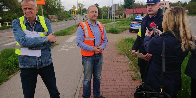 20.05.2021 Ostrowiec Świętokrzyski. Skrzyżowanie ul. Rudzkiej i ul. Samsonowicza. Na zdjęciu (od lewej): Dariusz Soliński - Starostwo Powiatowe w Ostrowcu Św.,  Sebastian Kostkowski - inicjator zmian, Dominik Kowalski - naczelnik wydziału ruchu drogowego KPP w Ostrowcu Św / Emilia Sitarska / Radio Kielce