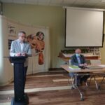 21.05.2021 Sudół. Spotkanie dotyczące projektu parku kulturowego. Na zdjęciu (od lewej): dr Andrzej Przychodni - dyrektor Muzeum Historyczno-Archeologicznego w Ostrowcu Św., Janusz Korzeń - Fundacja Karkonoska, projektant parku kulturowego / Emilia Sitarska / Radio Kielce