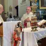 01.05.2021 Klimontów. Uroczystości religijne ku czci św. Józefa. Na zdjęciu (od lewej): ks. Henryk Hendzel - proboszcz parafii św. Józefa w Klimontowie i Krzysztof Nitkiewicz - biskup sandomierski / Grażyna Szlęzak-Wójcik / Radio Kielce