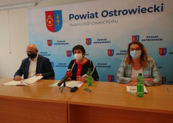 20.05.2021 Ostrowiec Świętokrzyski. Na zdjęciu od lewej Mariusz Łata - naczelnik wydziału edukacji, zdrowia i spraw społecznych, Marzena Dębniak - starosta ostrowiecki, Agnieszka Rogalińska - członek zarządu powiatu ostrowieckiego / Emilia Sitarska / Radio Kielce