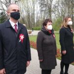 03.05.2021. Ostrowiec Świętokrzyski. Rocznica uchwalenia Konstytucji 3 Maja. Od lewej Mariusz Pasternak - przewodniczący rady powiatu, Marzena Dębniak - starosta ostrowiecki, Agnieszka Rogalińska - członek zarządu rady powiatu / Emilia Sitarska / Radio Kielce