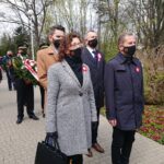 03.05.2021. Ostrowiec Świętokrzyski. Rocznica uchwalenia Konstytucji 3 Maja. Od lewej Marta Woźnicka-Kuzdak - wiceprzewodnicząca rady miasta, Piotr Dasios - zastępca prezydenta Ostrowca, za nimi Aron Pietruszka i Włodzimierz Stec - radni rady miasta / Emilia Sitarska / Radio Kielce