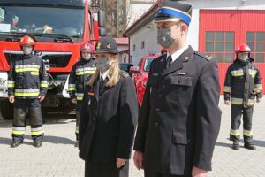 04.05.2021. Ostrowiec Świętokrzyski. Nowy skokochron ostrowieckiej straży pożarnej. Na zdjęciu (od lewej): mł. bryg. Barbara Majdak - rzecznik prasowy PSP w Ostrowcu Świętokrzyskim, mł. bryg. Tomasz Łyjak - zastępca komendanta powiatowego / Emilia Sitarska / Radio Kielce