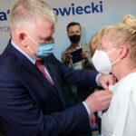 17.05.2021. Ostrowiec Św. Inauguracja kwalifikacji wojskowej w regionie. Na zdjęciu: senator Jarosław Rusiecki i Ewa Rabiej-Jamińska / Emilia Sitarska / Radio Kielce