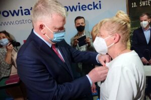 17.05.2021. Ostrowiec Św. Inauguracja kwalifikacji wojskowej w regionie. Na zdjęciu: senator Jarosław Rusiecki i Ewa Rabiej-Jamińska / Emilia Sitarska / Radio Kielce