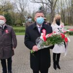 03.05.2021. Ostrowiec Świętokrzyski. Rocznica uchwalenia Konstytucji 3 Maja. Od lewej Stanisław Wodyński - prezes PKS w Ostrowcu Św., poseł Andrzej Kryj, Renata Duda - radna miejska PiS / Emilia Sitarska / Radio Kielce