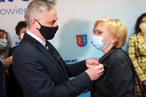 17.05.2021. Ostrowiec Św. Inauguracja kwalifikacji wojskowej w regionie. Na zdjęciu: Zbigniew Koniusz - wojewoda świętokrzyski i Halina Grud / Emilia Sitarska / Radio Kielce