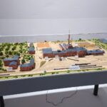 12.05.2021. Ostrowiec Św. Tworzenie drugiej sali wystawowej w Izbie Pamięci Cukrownictwa / Emilia Sitarska / Radio Kielce