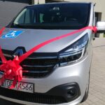 24.05.2021. Ożarów. Przekazanie samochodu do przewożenia osób starszych i niepełnosprawnych / Emilia Sitarska / Radio Kielce