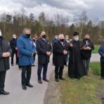 03.05.2021 Podlesie. Nabożeństwo majowe. Na zdjęciu od lewej: Jan Bartosik - szef struktur PIS w powiecie buskim, Zbigniew Koniusz - wojewoda świętokrzyski, poseł Marek Kwitek, poseł Krzysztof Lipiec, ksiądz Krzysztof Irla / Marta Gajda / Radio Kielce