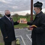 03.05.2021 Podlesie. Nabożeństwo majowe. ksiądz Krzysztof Irla wręcza posłowi Krzysztofowi Lipcowi ikonę Matki Bożej / Marta Gajda / Radio Kielce