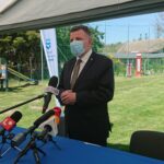 11.05.2021 Ostrowiec Świętokrzyski. Podpisanie umowy na budowę polderów przeciwpowodziowych na rzece Modle. Na zdjęciu poseł Andrzej Kryj / Emilia Sitarska / Radio Kielce