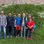 Przewodnicy świętokrzyscy na tle Zamku Królewskiego w Chęcinach / Dominik Kowalski