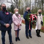 03.05.2021. Ostrowiec Świętokrzyski. Rocznica uchwalenia Konstytucji 3 Maja. Na zdjęciu radni powiatowi KWW Jarosława Górczynskiego, (od lewej) Robert Rogala, Małgorzata Bień, Dariusz Czupryński, Małgorzata Sobieraj / Emilia Sitarska / Radio Kielce