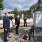 15.05.2021. Pińczów. Rajd pamięci Józefa Piłsudskiego Pińczów - Grudzyny. Na zdjęciu (od lewej): Marcin Kozłowski - sekretarz UMiG Pińczów, Beata Kita - zastępca burmistrza Pińczowa, Michał Ryk - naczelnik Wydziału Organizacyjnego UMiG Pińczów / Marta Gajda / Radio Kielce