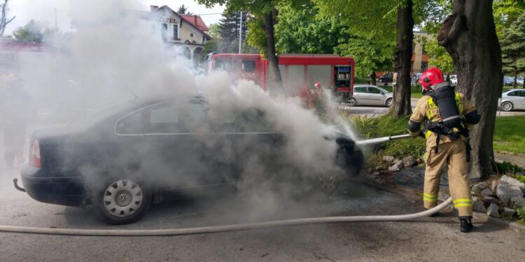 21.05.2021 Kazimierza Wielka. Pożar samochodu / KP PSP Kazimierza Wielka