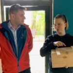 11.05.2021 Sandomierz. Park Robotów: warsztaty wykonywania budek lęgowych dla jerzyków. Na zdjęciu (od lewej): Marcin Marzec -burmistrz Sandomierza i Dominika Gołuńska - właścicielka firmy Park Robotów / Michał Mendak / rzecznik burmistrza Sandomierza
