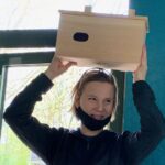 11.05.2021 Sandomierz. Park Robotów: warsztaty wykonywania budek lęgowych dla jerzyków. Na zdjęciu: Dominika Gołuńska - właścicielka firmy Park Robotów / Michał Mendak / rzecznik burmistrza Sandomierza