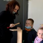 11.05.2021 Sandomierz. Park Robotów: warsztaty wykonywania budek lęgowych dla jerzyków / Michał Mendak / rzecznik burmistrza Sandomierza