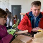 11.05.2021 Sandomierz. Park Robotów: warsztaty wykonywania budek lęgowych dla jerzyków. Na zdjęciu (po prawej): Marcin Marzec - burmistrz Sandomierza / Michał Mendak / rzecznik burmistrza Sandomierza