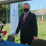 11.05.2021 Ostrowiec Świętokrzyski. Podpisanie umowy na budowę polderów przeciwpowodziowych na rzece Modle. Na zdjęciu senator Jarosław Rusiecki / Emilia Sitarska / Radio Kielce