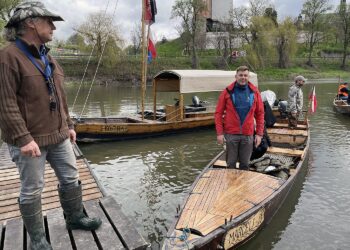 Sandomierz. Akcja sprzątania Wisły. Na zdjęciu (od lewej): Marek Bażant - koordynator Grupy „Napędzani Wisłą” i Marcin Marzec - burmistrz Sandomierza / Grażyna Szlęzak-Wójcik / Radio Kielce