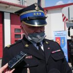 04.05.2021. Ostrowiec Świętokrzyski. Nowy skokochron ostrowieckiej straży pożarnej. Na zdjęciu: st. bryg. Robert Grudzień - komendant powiatowy PSP w Ostrowcu Świętokrzyskim / Emilia Sitarska / Radio Kielce