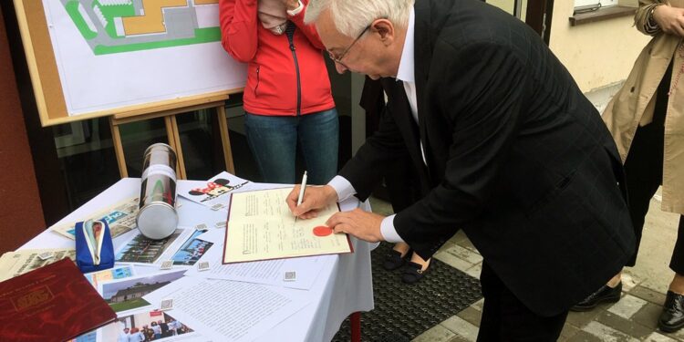 25.05.2021. Wmurowanie kamienia węgielnego pod budowę przedszkola w Kopaninach z siedzibą w Bedlnie. Na zdjęciu poseł Krzysztof Lipiec - lider świętokrzyskich struktur PiS / Paulina Michta / Radio Kielce