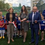 15.05.2021. Suchedniów. Nowe boisko. Na zdjęciu (od lewej): Anna Krupka - wiceminister kultury, dziedzictwa narodowego i sportu, Agnieszka Buras - radna sejmiku województwa świętokrzyskiego, Cezary Blach - burmistrz Suchedniowa / Paulina Michta / Radio Kielce