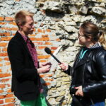 Tudorów. Baszta, na zdjęciu Artur Dębski, przewodnik w opatowskich podziemi / Emilia Sitarska / Radio Kielce