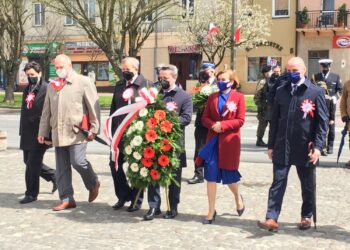 03.05.2021 Staszów. Od lewej: Tomasz Otrębski - radny Rady Miasta Staszów, Ireneusz Kwiecjasz - przewodniczący Rady Miasta Staszów, Józef Żółciak - starosta powiatu staszowskiego, Leszek Kopeć - burmistrz Miasta i Gminy Staszów, Anna Krupka - wiceminister kultury, dziedzictwa narodowego i sportu, Grzegorz Rajca - przewodniczący Rady Powiatu w Staszowie / Paulina Michta / Radio Kielce