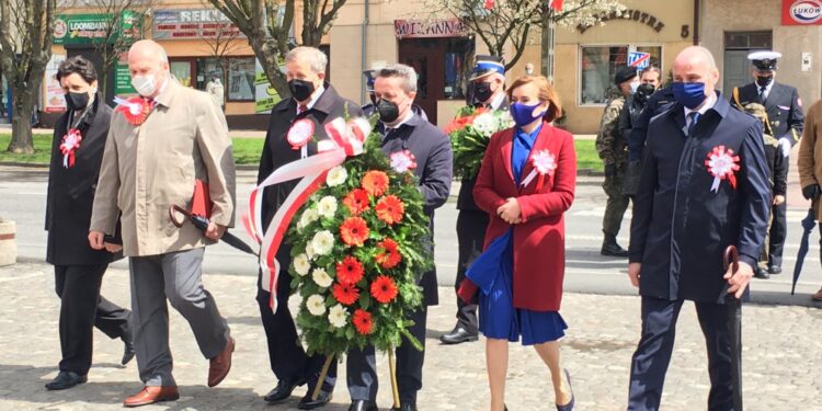 03.05.2021 Staszów. Od lewej: Tomasz Otrębski - radny Rady Miasta Staszów, Ireneusz Kwiecjasz - przewodniczący Rady Miasta Staszów, Józef Żółciak - starosta powiatu staszowskiego, Leszek Kopeć - burmistrz Miasta i Gminy Staszów, Anna Krupka - wiceminister kultury, dziedzictwa narodowego i sportu, Grzegorz Rajca - przewodniczący Rady Powiatu w Staszowie / Paulina Michta / Radio Kielce