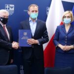 31.05.2021. Kielce. Uroczyste przekazanie umowy przez marszałka Andrzeja Bętkowskiego (z lewej)  na ręce wójta Piekoszowa Zbigniewa Piątka. Z prawej: Renata Janik - wicemarszałek województwa świętokrzyskiego / Urząd Marszałkowski Województwa Świętokrzyskiego