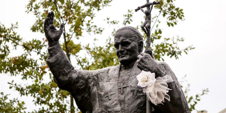 Pomnik Jana Pawła II na placu obok katedry w Kielcach / Wojciech Habdas / Radio Kielce