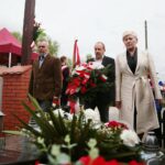16.05.2021. Skałka Polska. Rocznica pacyfikacji wioski przez Niemców. Na zdjęciu (od prawej): Irena Marcisz - wójt Łopuszna, Kazimierz Bernat - wiceprzewodniczący rady gminy Łopuszno, Andrzej Cieślicki - radny gminy Łopuszno / Wiktor Taszłow / Radio Kielce