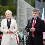 16.05.2021. Skałka Polska. Rocznica pacyfikacji wioski przez Niemców. Na zdjęciu (od lewej): Irena Marcisz - wójt gminy Łopuszno i senator Krzysztof Słoń. / Wiktor Taszłow / Radio Kielce