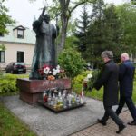 18.05.2021. Kielce. Złożenie kwiatów przed pomnikiem Jana Pawła II. Na zdjęciu (od lewej): senator Krzysztof Słoń i Rafał Nowak - wicewojewoda świętokrzyski / Wiktor Taszlow / Radio Kielce