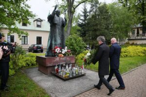 18.05.2021. Kielce. Złożenie kwiatów przed pomnikiem Jana Pawła II. Na zdjęciu (od lewej): senator Krzysztof Słoń i Rafał Nowak - wicewojewoda świętokrzyski / Wiktor Taszlow / Radio Kielce