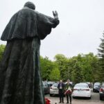 18.05.2021. Kielce. Złożenie kwiatów przed pomnikiem Jana Pawła II. Na zdjęciu (od lewej): Rafał Nowak - wicewojewoda świętokrzyski i senator Krzysztof Słoń / Wiktor Taszlow / Radio Kielce