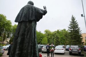 18.05.2021. Kielce. Złożenie kwiatów przed pomnikiem Jana Pawła II. Na zdjęciu (od lewej): Rafał Nowak - wicewojewoda świętokrzyski i senator Krzysztof Słoń / Wiktor Taszlow / Radio Kielce