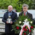 18.05.2021. Kielce. Złożenie kwiatów przed pomnikiem Jana Pawła II. Na zdjęciu (od lewej): Rafał Nowak - wicewojewoda świętokrzyski i senator Krzysztof Słoń / Wiktor Taszlow / Radio Kielce