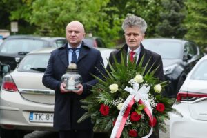 18.05.2021. Kielce. Złożenie kwiatów przed pomnikiem Jana Pawła II. Na zdjęciu (od lewej): Rafał Nowak - wicewojewoda świętokrzyski i senator Krzysztof Słoń / Wiktor Taszlow / Radio Kielce